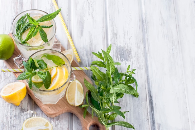 Photo lemonade in glass with ice and mint