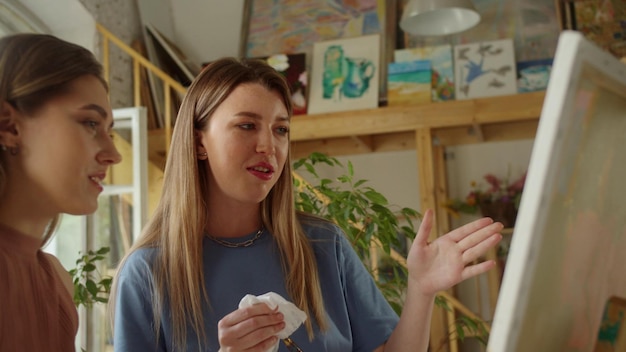 Photo lesbian couple looking at painting