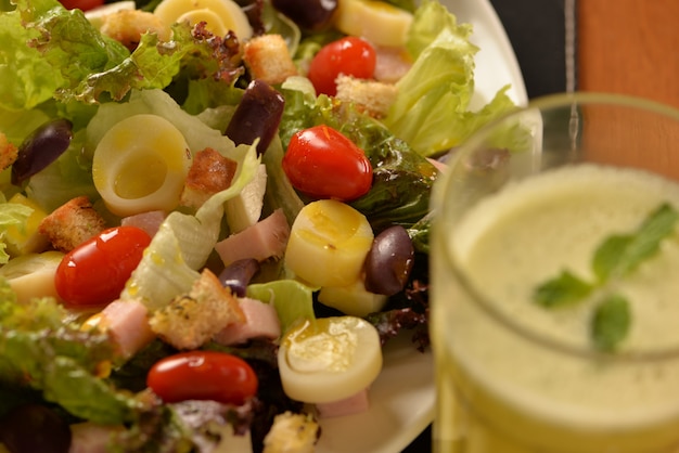 Lettuce salad, cherry tomatoes, heart of palm, fresh cheese, black olives and cooked ham