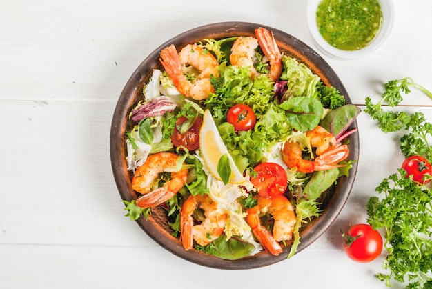 Photo lettuce salad with grilled shrimps prawns