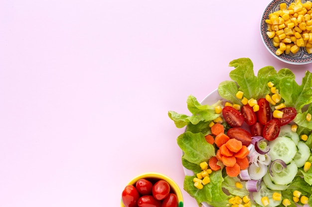 Lettuce salad with tomato, cheese and vegetables