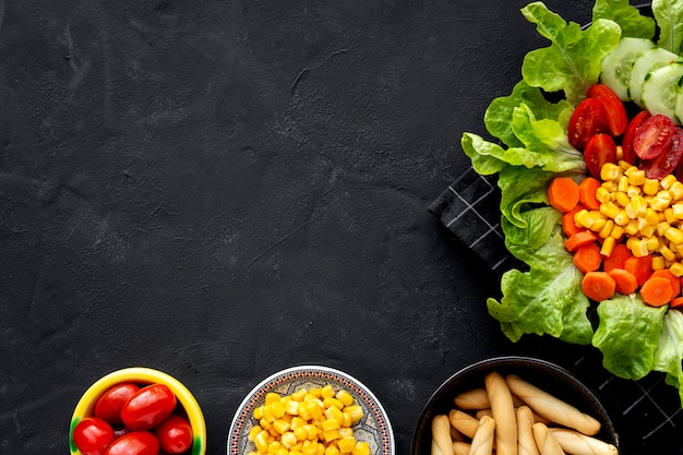 Lettuce salad with tomato, cheese and vegetables