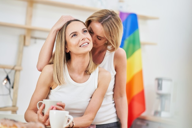 Photo lgbt lesbian couple love moments in the kitchen happiness concept