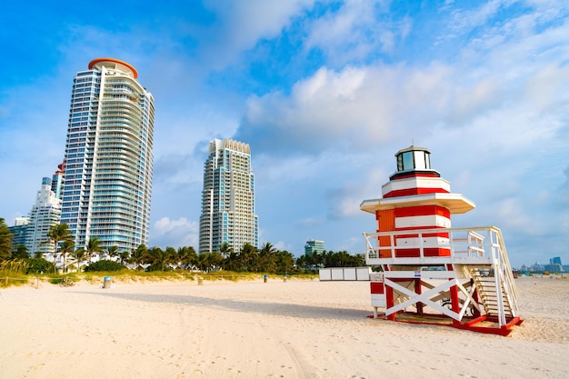 Photo lifeguard tower on summer beach in miami with skyscrapers