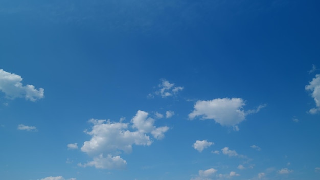 Photo light blue and white colours of real skies with clouds timelapse