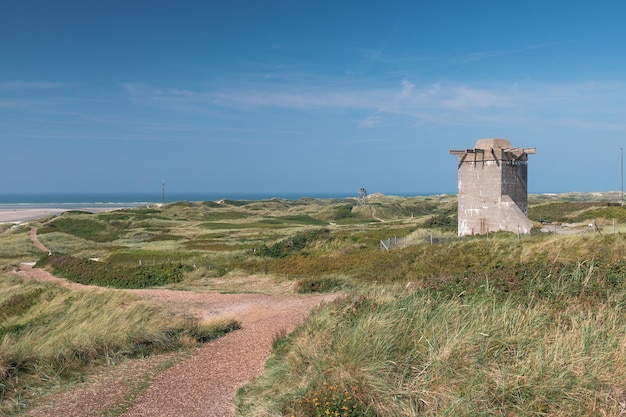 Photo lighthouse on landscape against sky