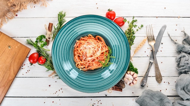 Photo linguine pasta with tomatoes on a wooden background italian cuisine top view copy space