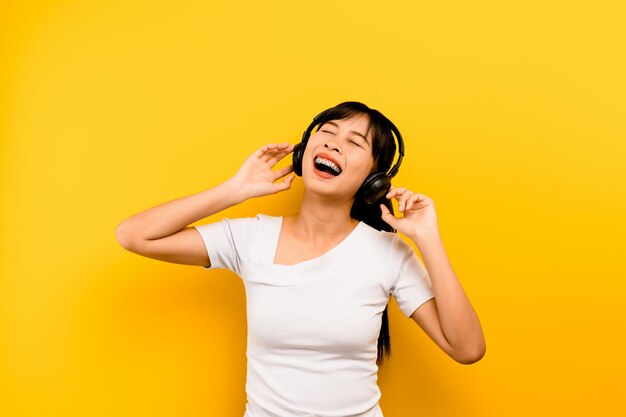 Listen to relaxing music good mood lighten the brain listen to music from monitor headphones Enjoy listening to music and dancing music therapy