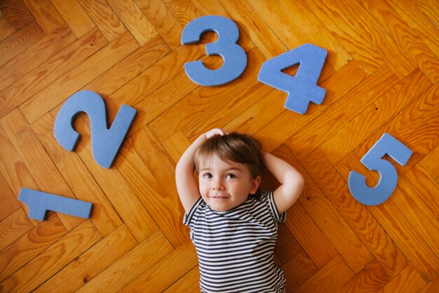 Photo little boy playing with numbers