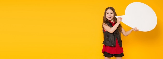 Little brunette girl with speech bubble