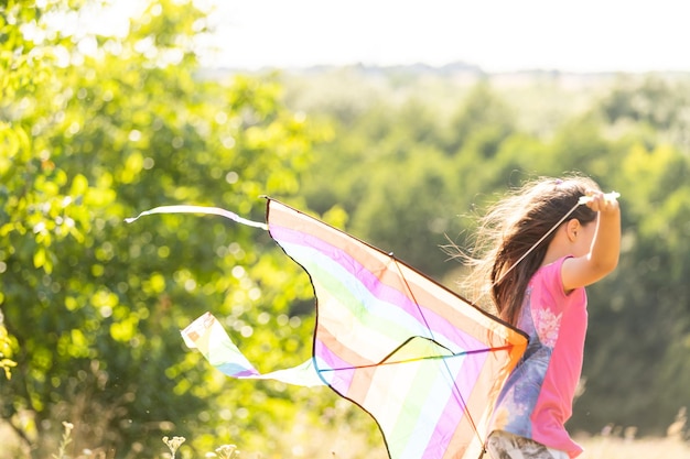 Photo little girl flying a kite