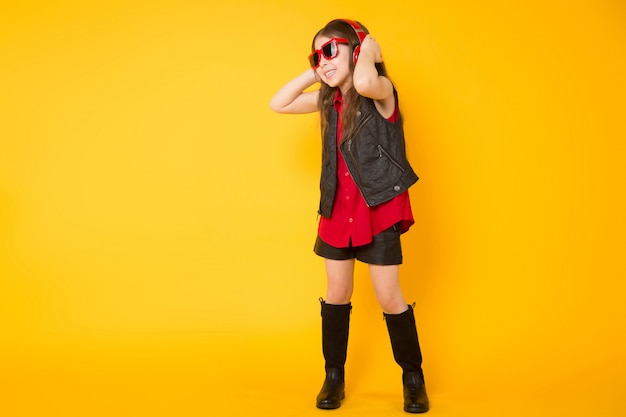 Photo little girl in headphones