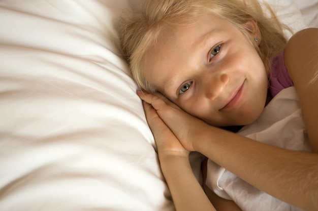 Photo little girl lying in bed