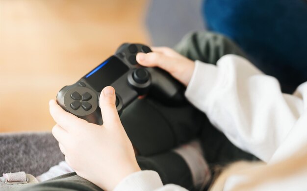 Photo little girl playing on games console