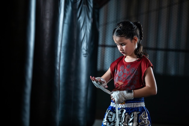 Photo little girl thai boxing training is a self defense course, muay thai.