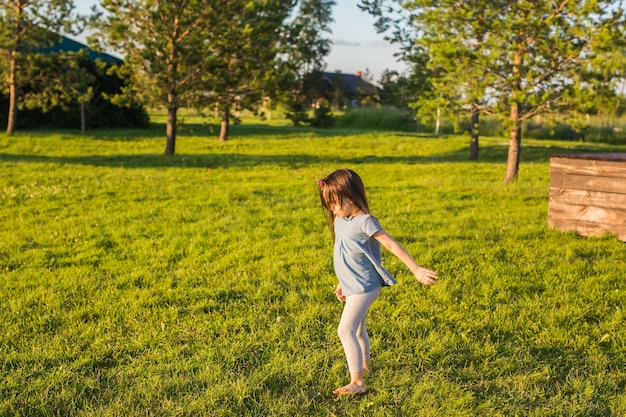 Photo little happy girl having fun in a summer park.