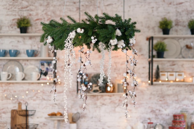 Photo living room decorated for christmas with christmas tree branches and christmas lights