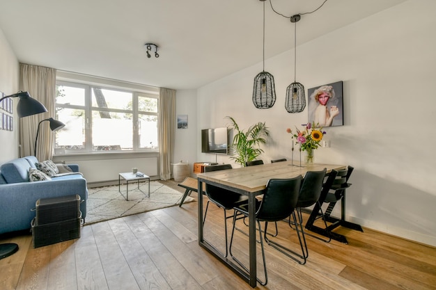 Photo a living room with a dining table and a couch