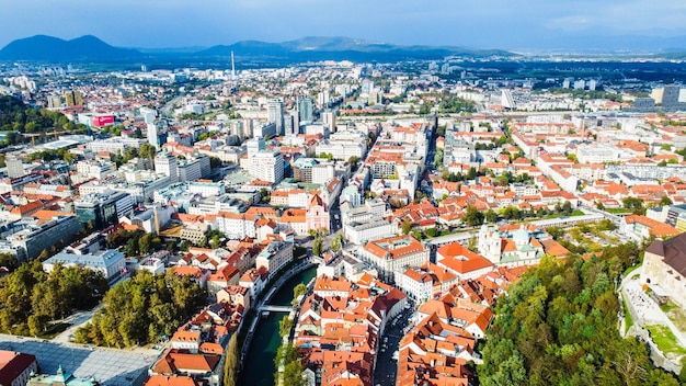 Photo ljubljana the capital city of slovenia offers a stunning aerial view