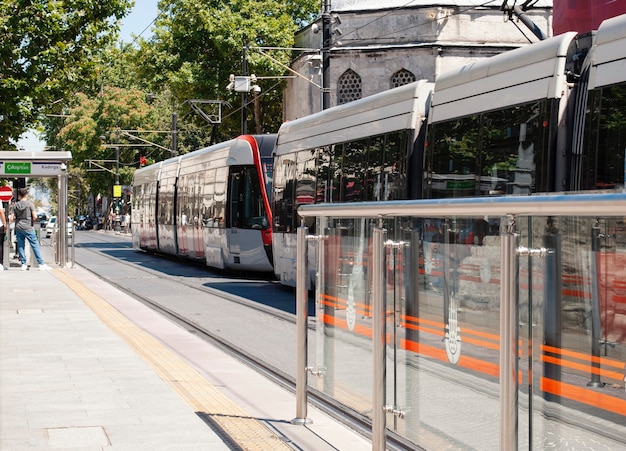 Photo a local tram in coronavirus time at the tram station in istanbul