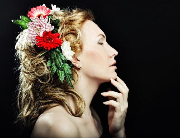 Photo lond girl with flowers in her hair