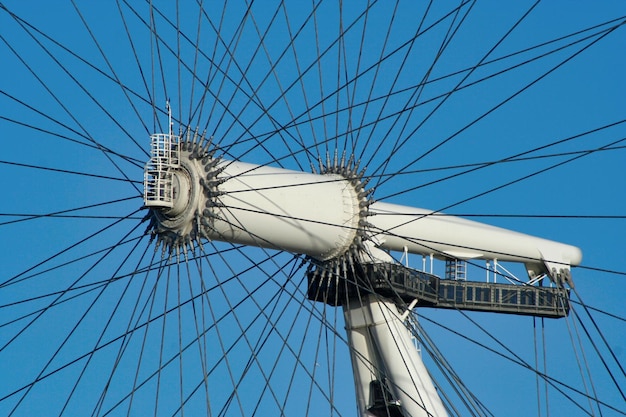 Photo london eye also known as millennium wheel stands on the south bank of the river thames in london