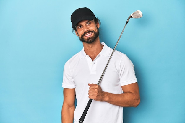 Photo longhaired golfer with club and hat happy smiling and cheerful