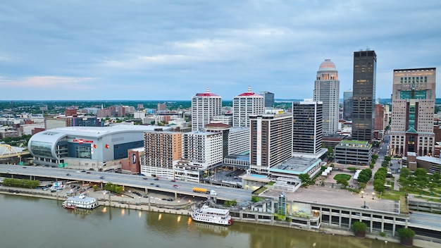 Photo louisville kentucky skyscraper aerial ohio river shore and beam bridge highway