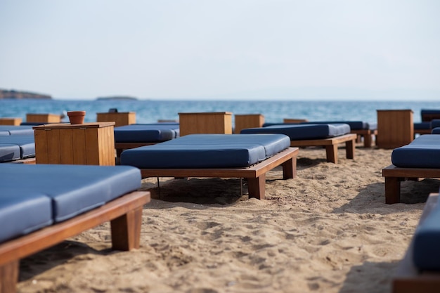 Photo lounge chairs on the beach in front of the ocean