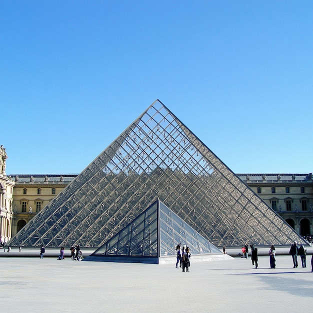 Photo louvre pyramid with a clear blue sky