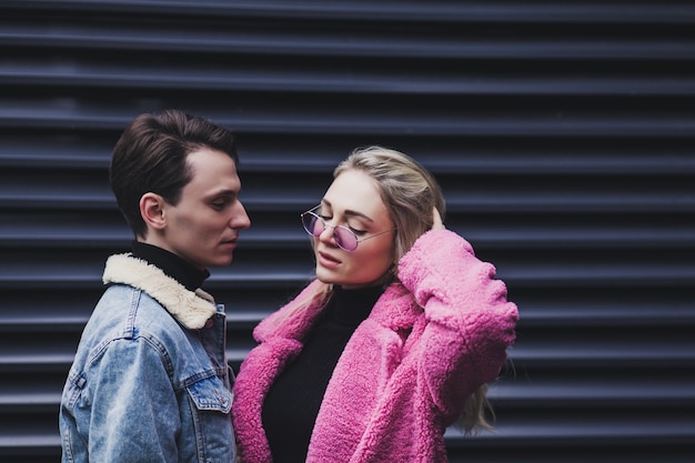 Photo loving couple posing in city background