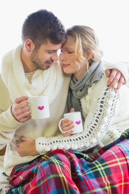 Photo loving couple in winter clothing with coffee cups