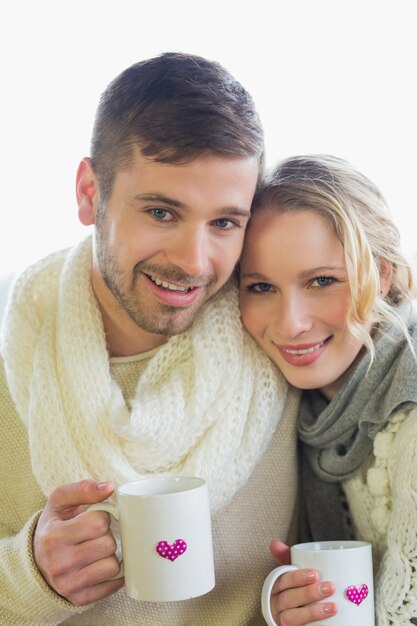 Photo loving couple in winter clothing with coffee cups