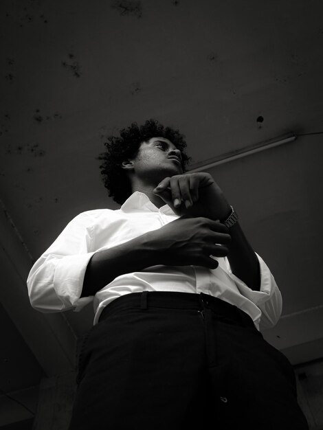 Photo low angle portrait of a young man