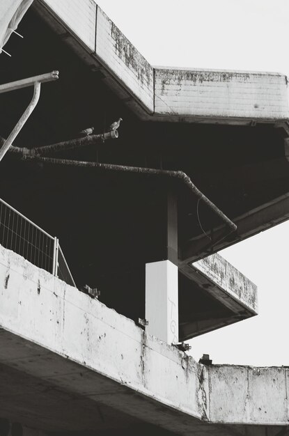 Photo low angle view of abandoned building