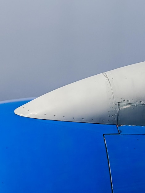 Photo low angle view of airplane against clear sky