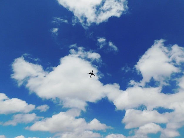 Photo low angle view of airplane flying against sky