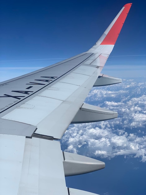 Photo low angle view of airplane flying in sky