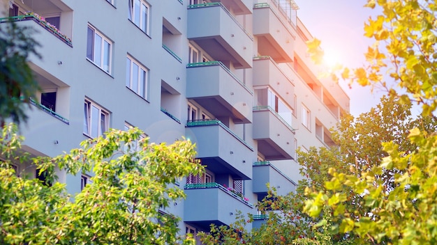 Photo low angle view apartment building from the beginning of the 21st century architectural elements