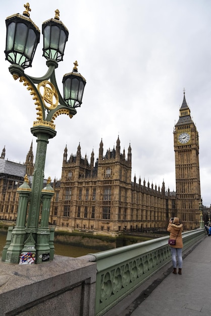 Photo low angle view of big ben against sky in city