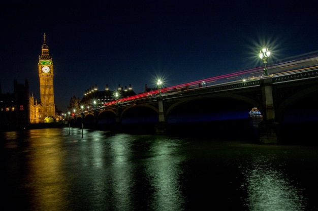 Photo low angle view of bridge over river