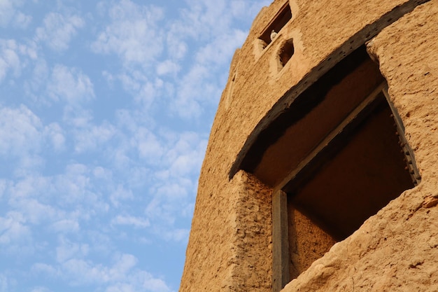 Photo low angle view of building against sky