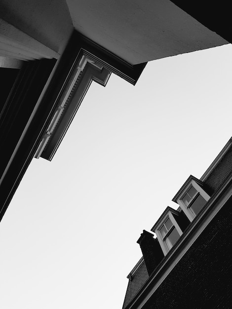 Photo low angle view of buildings against clear sky