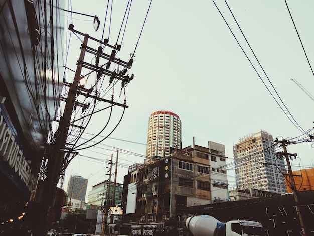 Photo low angle view of buildings against clear sky