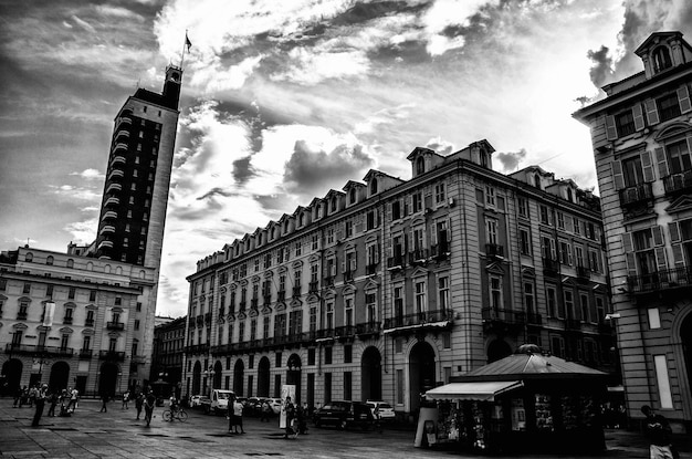 Photo low angle view of buildings in city against sky