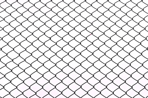 Photo low angle view of chainlink fence against sky