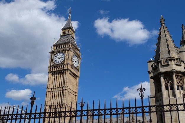 Photo low angle view of clock tower amidst buildings in city