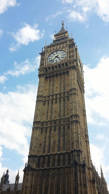 Photo low angle view of clock tower