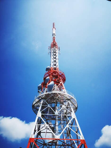 Photo low angle view of communications tower against sky