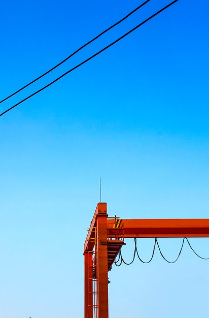 Photo low angle view of crane against clear blue sky